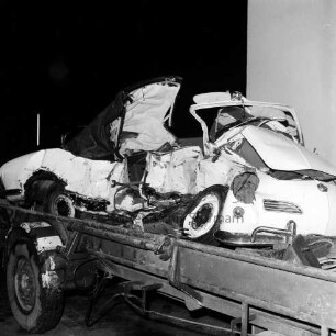 B 404: nach Verkehrsunfall bei Tremsbüttel: Zusammenstoß von zwei Pkws: Wrack von Unfall-Pkw Karmann-Ghia-Cabriolet auf Plattform von Abschleppwagen