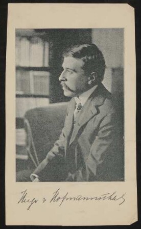 Hofmannsthal sitzt auf einem Sofa und schaut nach links, mit gedruckter Unterschrift (Autogrammkarte)