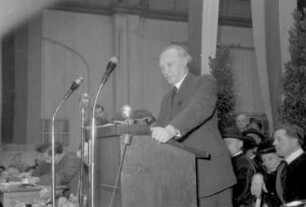 Freiburg: Straßenbahnhalle Urachstraße; Bundeskanzler Dr. Adenauer spricht
