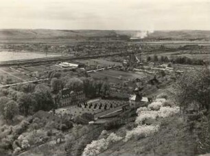 Radebeul-Niederlößnitz. Weinberg "Wackerbarths Ruhe" (1725-1729 angelegt). Blick vom Jakobstein über Belvedere und Herrenhaus in das Elbtal, links blühende Obstbaumkultur