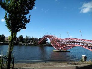 Amsterdam: Pythonbrücke zwischen Sporenburg und Borneo Eiland