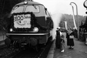 Triberg: geschmückte Diesellok und Trachten im Bahnhof