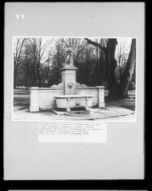 Brunnenwände mit Musen — Brunnen mit Euterpe