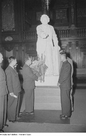 Chinesische Delegierte im Plenarsaal des Reichsgerichtes (heutiges Bundesverwaltungsgericht)