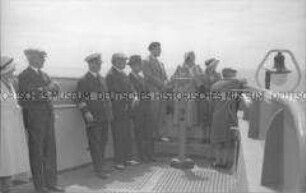 Kapitän Leopold Ziegenbein mit Passagieren auf der Kommandobrücke des Hochseepassagierdampfers "Bremen"