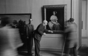 Eröffnung der Dauerausstellung in der Alten Nationalgalerie : Ludwig Justi, Direktor der Nationalgalerie, mit Aufbauhelfern beim Aufhängen des Gemäldes "Bildnis der Sängerin Jenny Lind" von Eduard Magnus