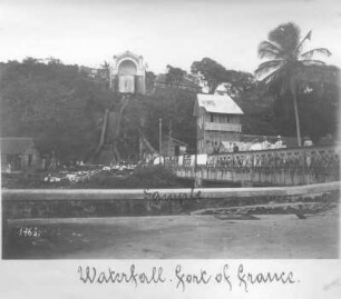 Fort de France (Martinique). Wäscherei am Wasserfall, rechts Fußgängerbrücke mit Touristen