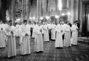 Freiburg: Münster, Priester, stehend