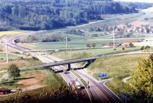 Im Vordergrund Autobahnstrecke Hilzingen Trassierung in Richtung Süden, Anstieg zum Heilsbergtunnel