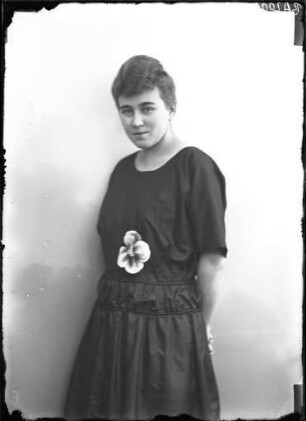 Frau mit hochgestecken Haaren