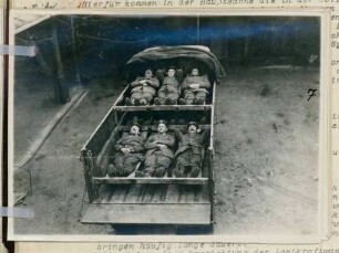 Foto eines zum Transport von Verwundeten eingerichteten Lastkraftwagens mit neun Soldaten beladen