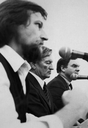Arnim Zweite, Josef Adolf Schmoll genannt Eisenwerth und Jürgen Kolbe (von links nach rechts) bei der Diskussion den Beuys-Ankauf "zeige deine Wunde" (1974-1975) im Münchener Lenbachhaus