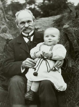 August Helas mit seinem Enkel Reiner