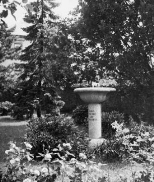 Weinböhla, Brunnen : Weinböhla. Brunnen mit Inschrift