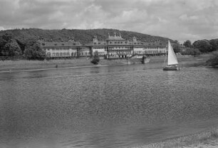 Dresden. Schloss Pillnitz, Blick zum Wasserpalais über die Elbe