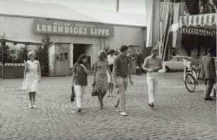 Verkaufsmesse "Lebendiges Lippe" auf dem Kronenplatz 1967. Detmold, Kronenplatz