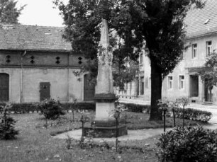Postmeilensäule (Distanzsäule) : Radeburg (Kreis Dresden), Schulstraße. Postmeilensäule (Distanzsäule). Sandstein, Höhe 450 cm, bezeichnet 1728