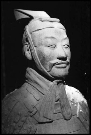 Basel: Kaufhaus Rheinbrücke, Die Grabarmee des ersten Kaisers von China, Terrakottafiguren, gepanzerter Offizier mit Pferd [ohne Pferd]
