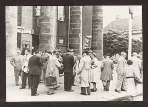 Personen vor dem Landestheater. Detmold. Rosental