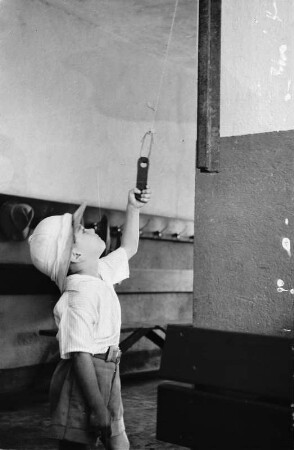 Schüler der Deutschen Schule von Lushoto : Ein Schüler der deutschen Schule von Lushoto mit Tropenhelm an einem Strick ziehend.