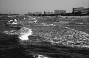 Mamaia [Kreis Constanta]: Strand mit Hotelblocks