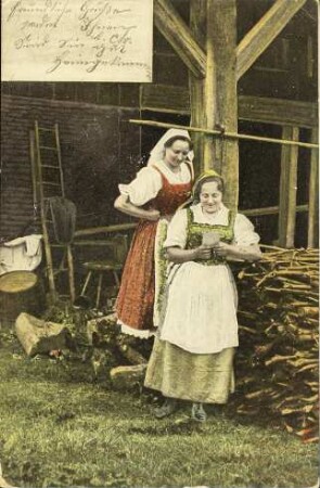 [Zwei Frauen vor dem Feuerholz]