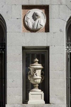 Urnen mit Sockel und Puttenreliefs — Urne mit Puttenrelief