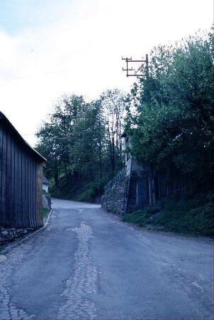 Blick auf steile Dorfstraße