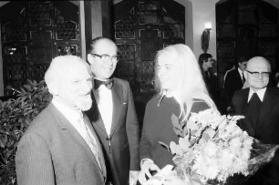 Freiburg: Kaufhaussaal, Konzert und Ausstellung Hortense von Gelmini, Hortense von Gelmini mit Blumen