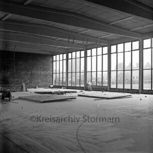 Sporthalle: Realschule [später Dietrich-Bonhoeffer-Realschule]: Am Schulzentrum: in Bau: Innenaufnahme: Innenausbau: Arbeiter, Deckenplatten