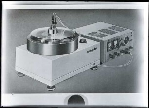 Fotografie: Maschine Metapolan im metallographischen Labor