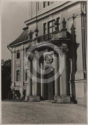 Hauptportal am Mittelrisalit von Schloss Klein Kotzenau von SO