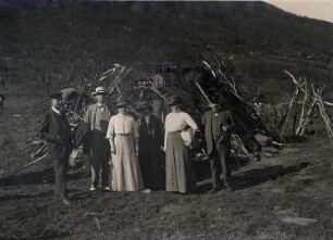 Bei Tromsø/ Norwegen: Gruppenbildnis in einem Samenlager vor Erdhütte