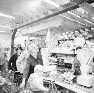 Obst- und Gemüseabteilung des Selbstbedienungsladens "Kaufhalle An der Magistrale" in Halle-Neustadt