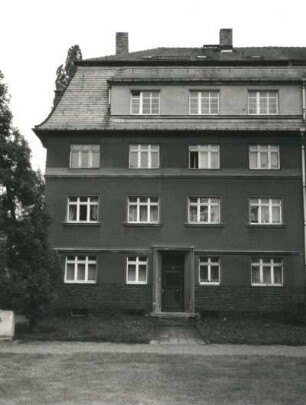 Wurzen. Wohnhaus mit Laden, Torgauer Straße 2 (1925/1930). Straßenfront (Teilansicht) mit Haustür