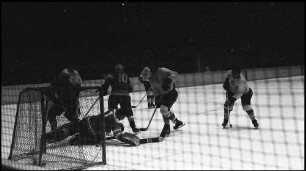 Garmisch-Paartenkirchen: Eisstadion, Eishockey Länderspiel, Deutschland gegen UdSSR, 0:13, Wettspiel