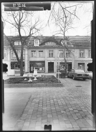 Potsdam, Otto-Nuschke-Straße (Lindenstraße) 15. Wohnhaus mit Läden (um 1736/1737). Straßenfront