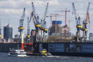 Elbe, 04.2010. Blick auf Docks und Kräne der Werft Blohm + Voss. Hinten links das HTC, rechts die entstehende Elbphilharmonie Elphi
