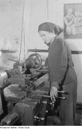 Arbeiterin an einer Maschine
