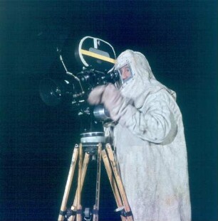 Deutschland. Industriefilmer in Schutzkleidung beim Filmen