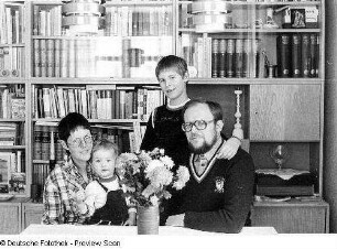 Familie M.-C. (Ingenieurin für Feinwerktechnik, Diplomingenieur für Betriebsgestaltung) im Wohnzimmer ihrer Wohnung in Dresden-Trachenberge