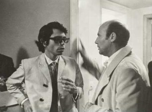 Der Komponist Hans Werner Henze (1926-2012) im Gespräch mit einem kubanischen Musiker. Aufnahme 1974. Fotografie von Evelyn Richter, Leipzig