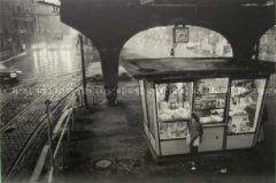 Brüder und Schwestern BRD + DDR 1978-1989 - Kiosk Schönhauser Allee Ecke Dimitroffstraße in Berlin