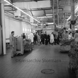 British American Tobacco Company GmbH B.A.T.: Beimoorweg: Zigarettenfabrik: Tag der offenen Tür: Innenaufnahme: Führung von Besuchern durch die Produktionshalle: im Vordergrund Rohtabak