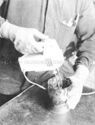 Handschuhe als Arbeitsschutzmaßnahme im VEB Zahnschneidemaschinenfabrik "Modul" in Karl-Marx-Stadt (Chemnitz)