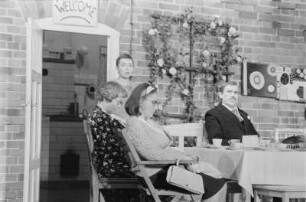 Szenenbilder aus "Tag für Tag", dramatische Trilogie von Arnold Wesker. Kammerspiele (Deutsches Theater) Berlin, 16.10.1976