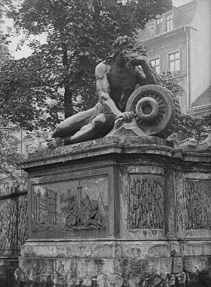 Neptunbrunnen : Neptunbrunnen. Sandstein; B. ca. 40 m (um 1744; L. Mattielli, Z. Longuelune). Dresden-Friedrichstadt, Garten des Marcolini-Palais
