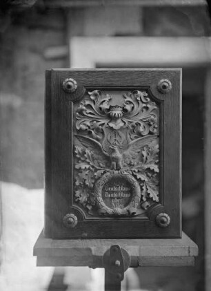 Holztafel mit Adler, Lorbeerkranz und Inschrift