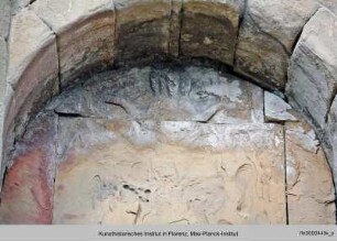 Frontal stehende Madonna (?) als Orantin