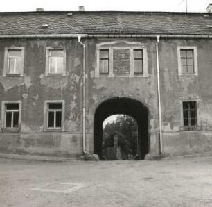 Lengenfeld-Plohn, Plohner Hauptstraße 9/11. Rittergut Plohn (nach 1804). Seitengebäude mit Hofdurchfahrt